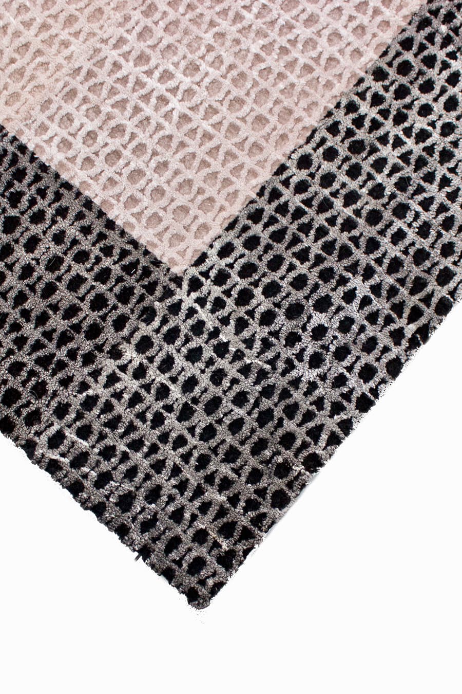 AMANDA BORDER – Sculpted Shearling Rug in Oversized Format