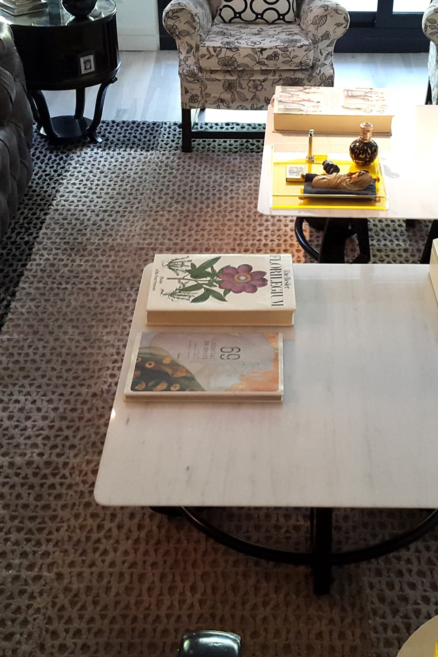 AMANDA BORDER – Sculpted Shearling Rug in Oversized Format