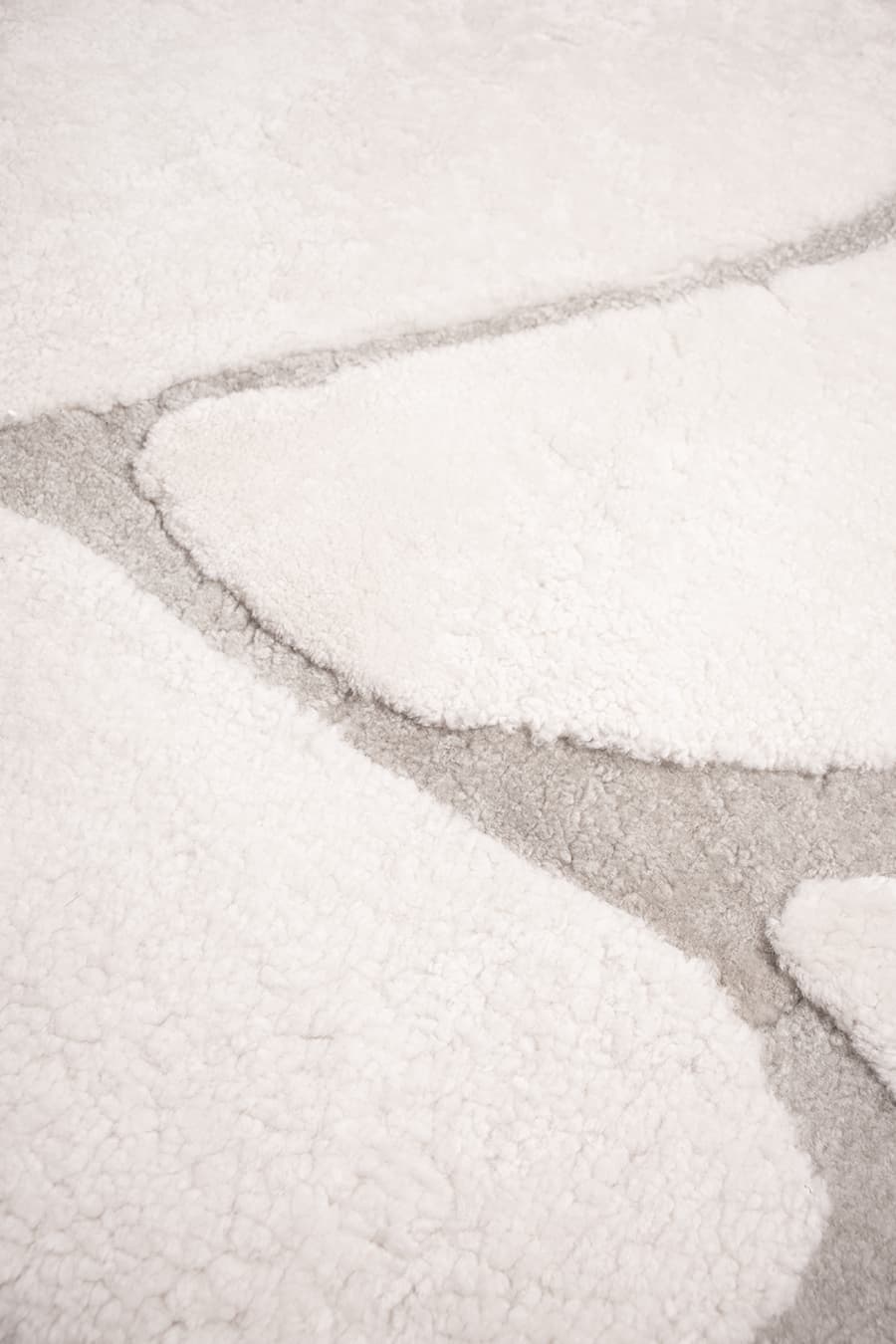 GLIMPSE – White Sheepskin Rug for Modern Interiors