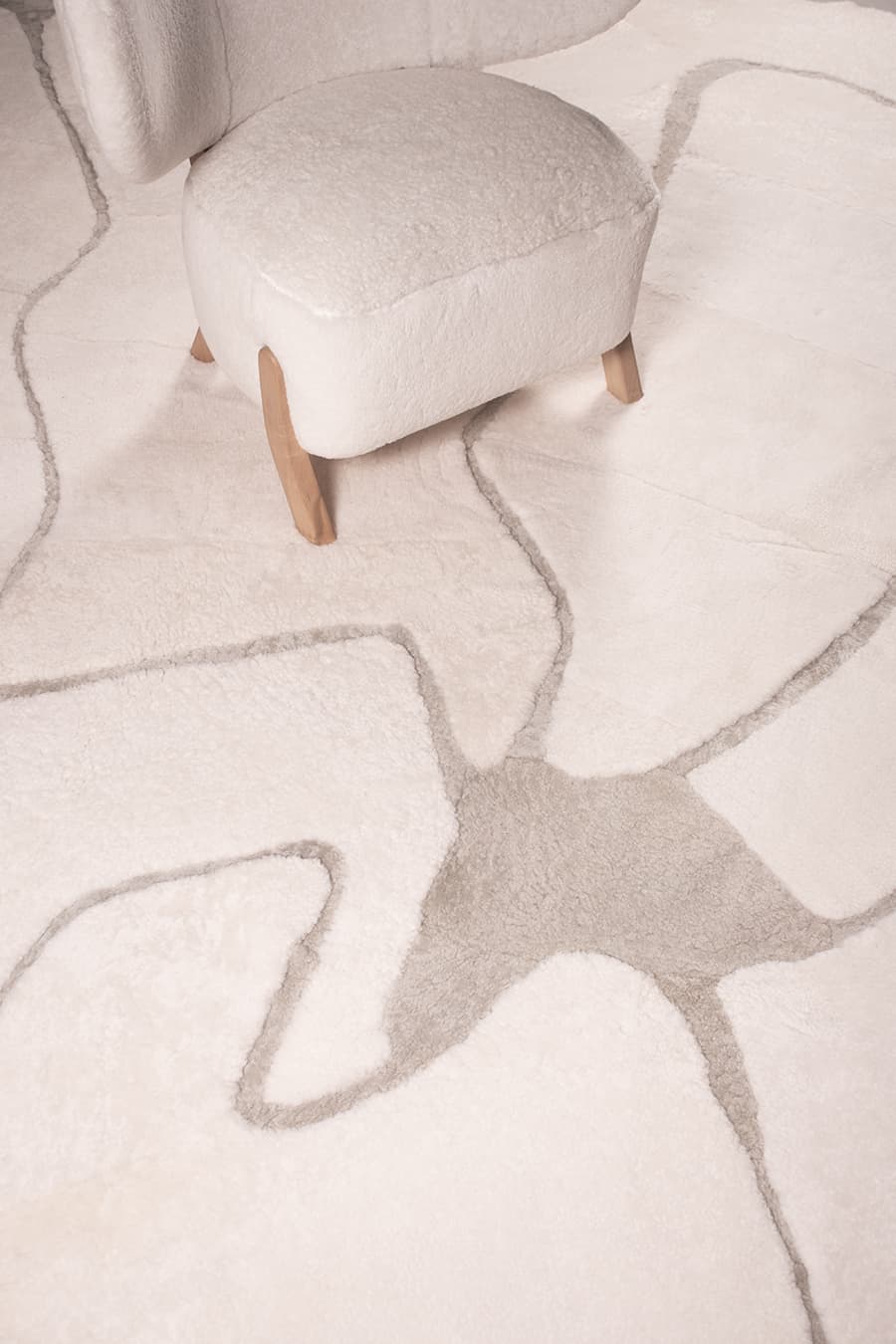 GLIMPSE – White Sheepskin Rug for Modern Interiors