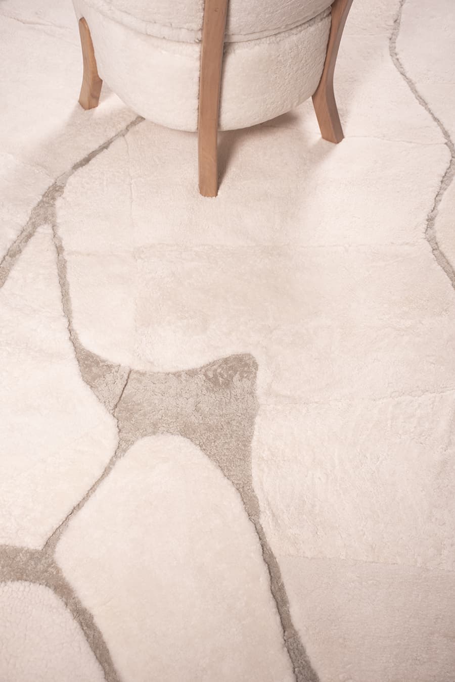 GLIMPSE – White Sheepskin Rug for Modern Interiors