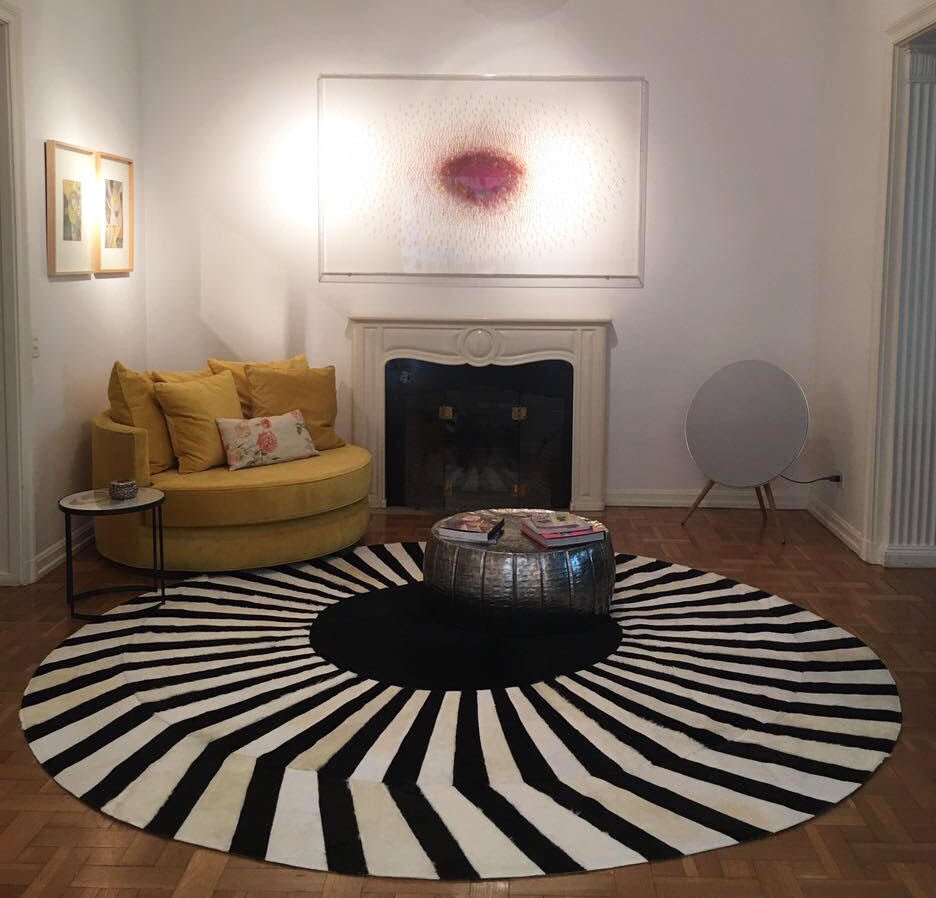 JAPAN SUN – Round Cowhide Rug in Black and White for Trade Professionals