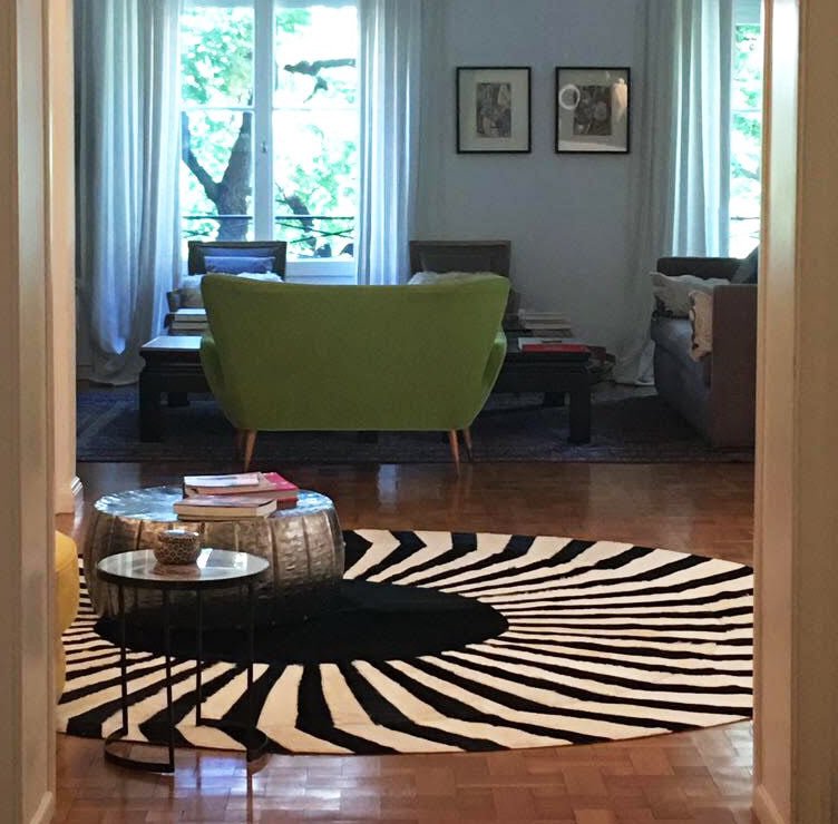 JAPAN SUN – Round Cowhide Rug in Black and White for Trade Professionals