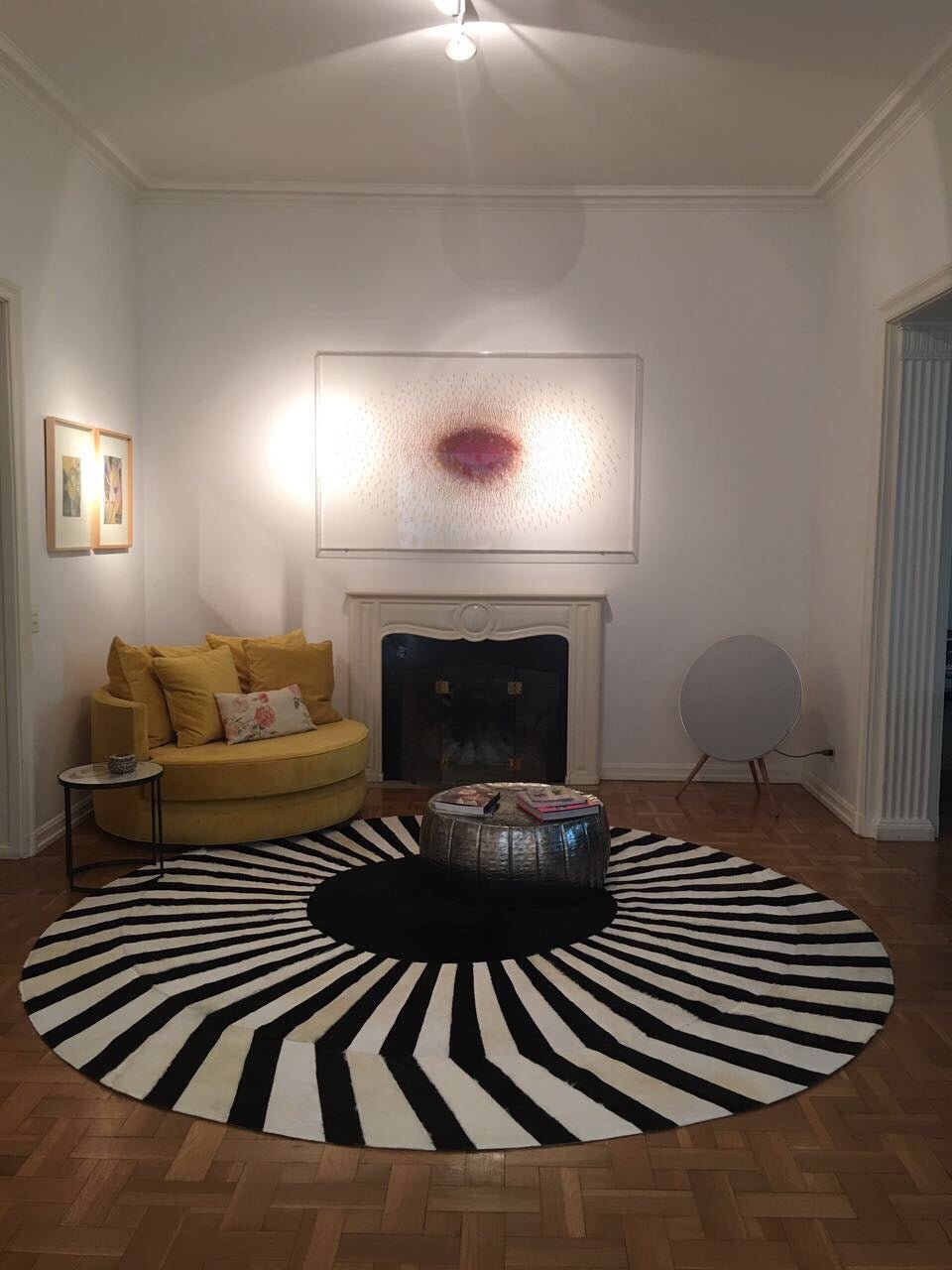 JAPAN SUN – Round Cowhide Rug in Black and White for Trade Professionals